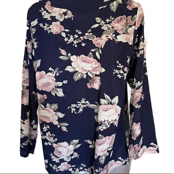 Gorgeous Floral Blouse with Roses! XL - Picture 5 of 5